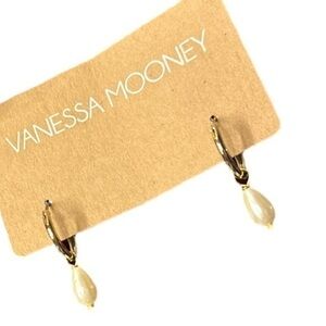 HTF 🅽🅴🆆 Vanessa Mooney pearl drop hoop earrings